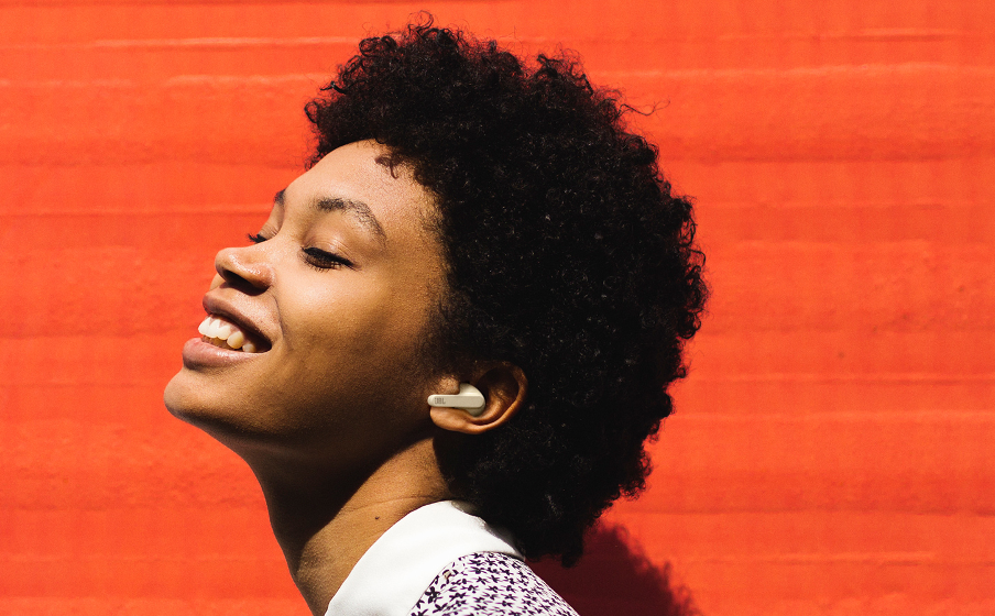 JBL Live Pro+ TWS JBL LIVEPRO+TWS Lifestyle01 904x560px - JBL Live Pro+ TWS