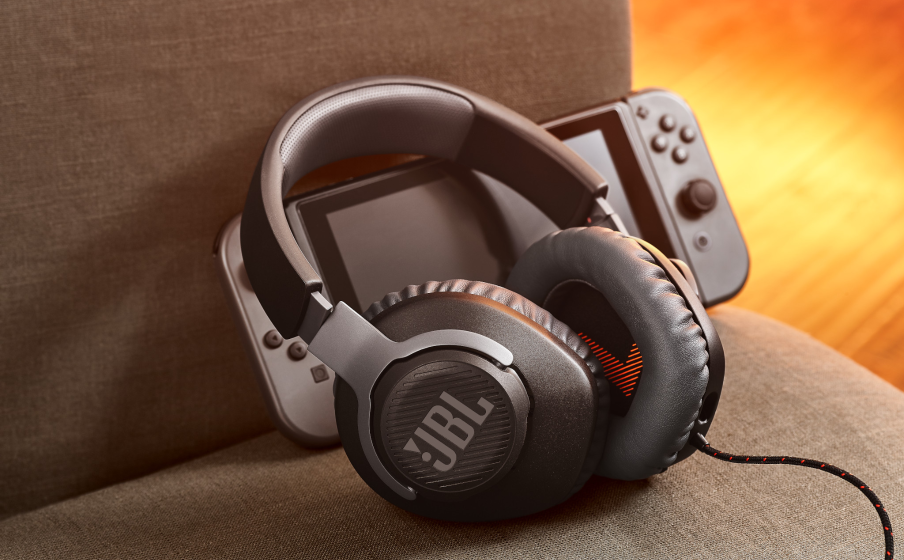 JBL Quantum 100 كن في مركز اللعبة مع JBL QuantumSOUND Signature - Image