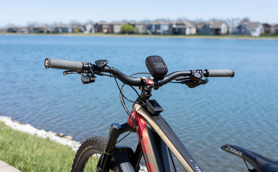 Jbl wind bike portable bluetooth speaker with sales fm radio and supports a micro sd card