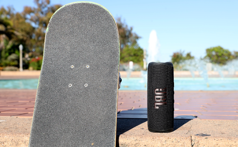 Flip 6 Portable Bluetooth Splashproof Speaker, Powerful Sound and deep  bass, IPX7 Waterproof - Black JBLFLIP6BLKAM 