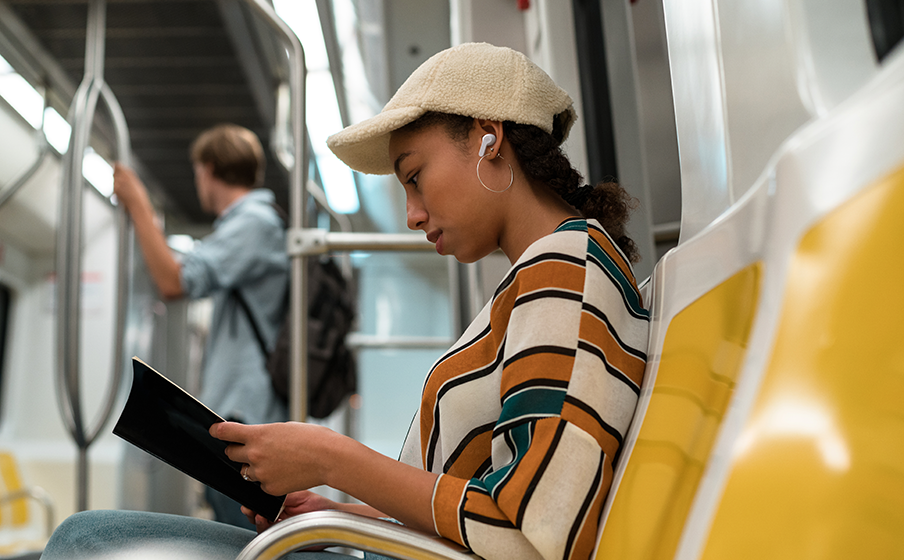 JBL Wave Vibe Beam Lifestyle Image Smart A White 904x560px - JBL Vibe Beam