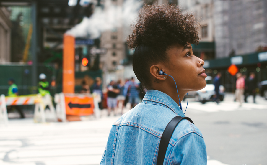 JBL Live 100 Hands-free calls with voice assistant - Image