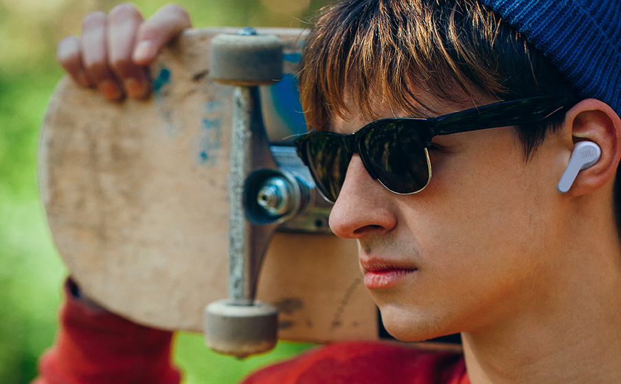 JBL Wave Vibe Beam %20Lifestyle%20Image Blue 904x560px - JBL Vibe Beam