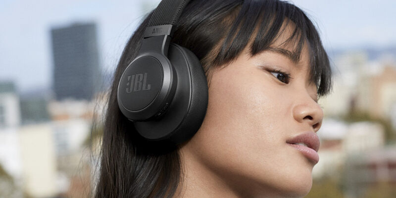 Vul in slogan wedstrijd Headphones & Earbuds with Built-In Microphone | JBL