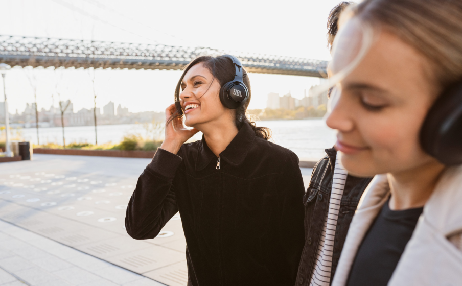 JBL Club 700BT | Wireless on-ear headphones