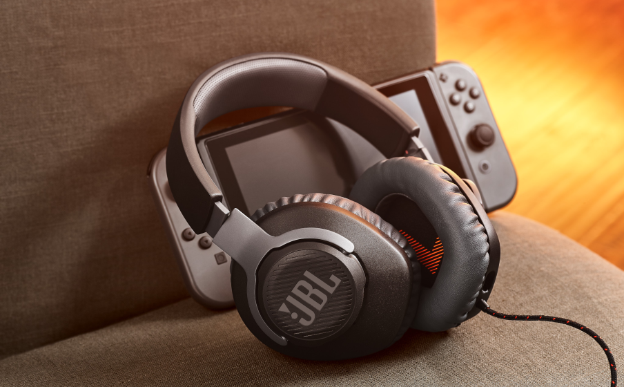 Esté en el centro del juego con JBL QuantumSOUND Signature